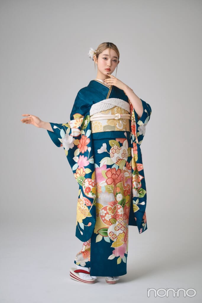 エメラルドグリーンの振袖を着た小宮山莉渚