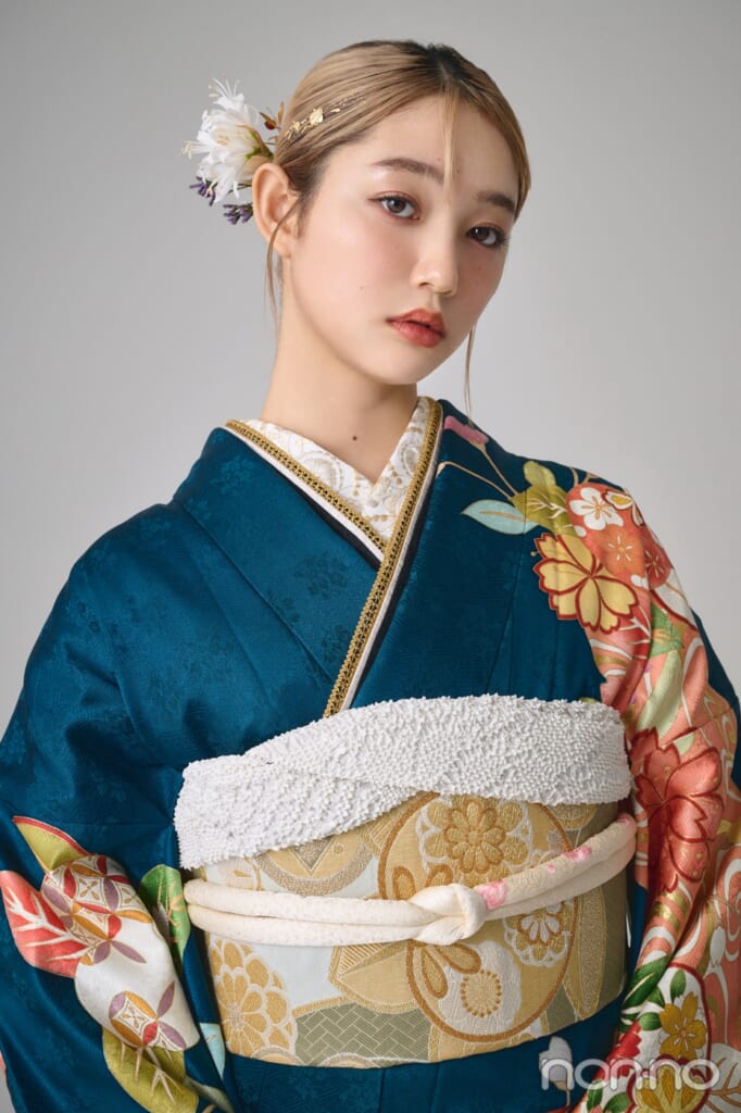 グリーンの振袖を着た小宮山莉渚のバストアップ