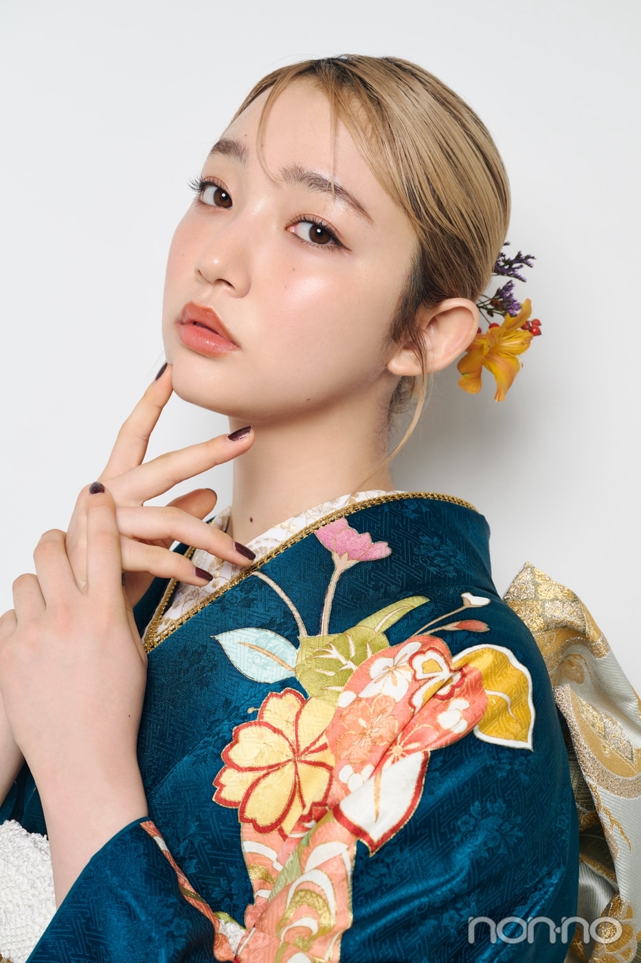 タイトおだんごに生花を飾った小宮山莉渚のアップ