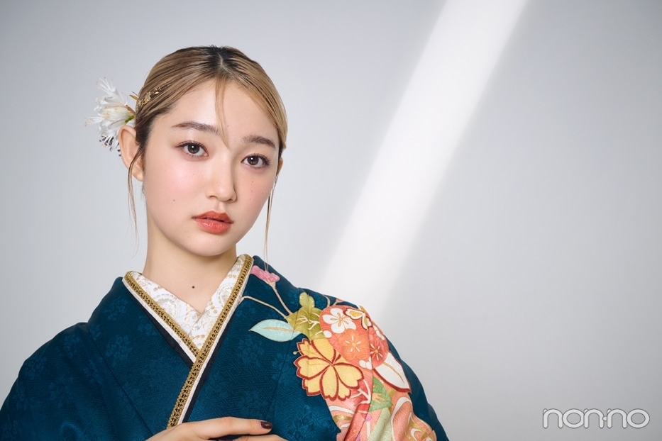 グリーンの振袖を着た小宮山莉渚のアップ