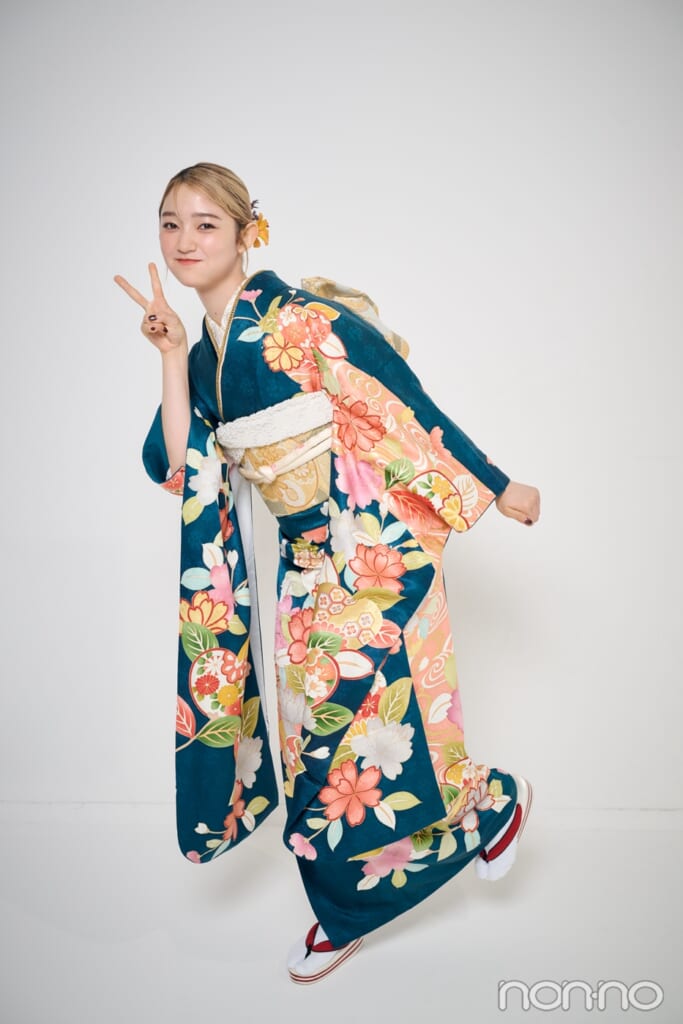 グリーンの振袖を着てピースする小宮山莉渚