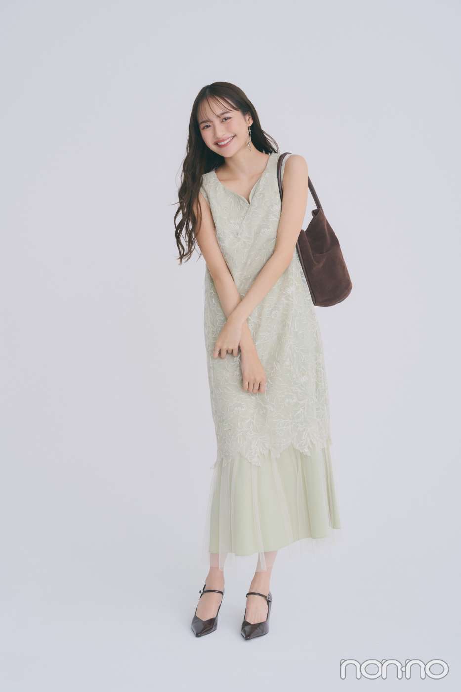 同窓会におすすめの『LE’RURE』のミントグリーンワンピースを着た女性