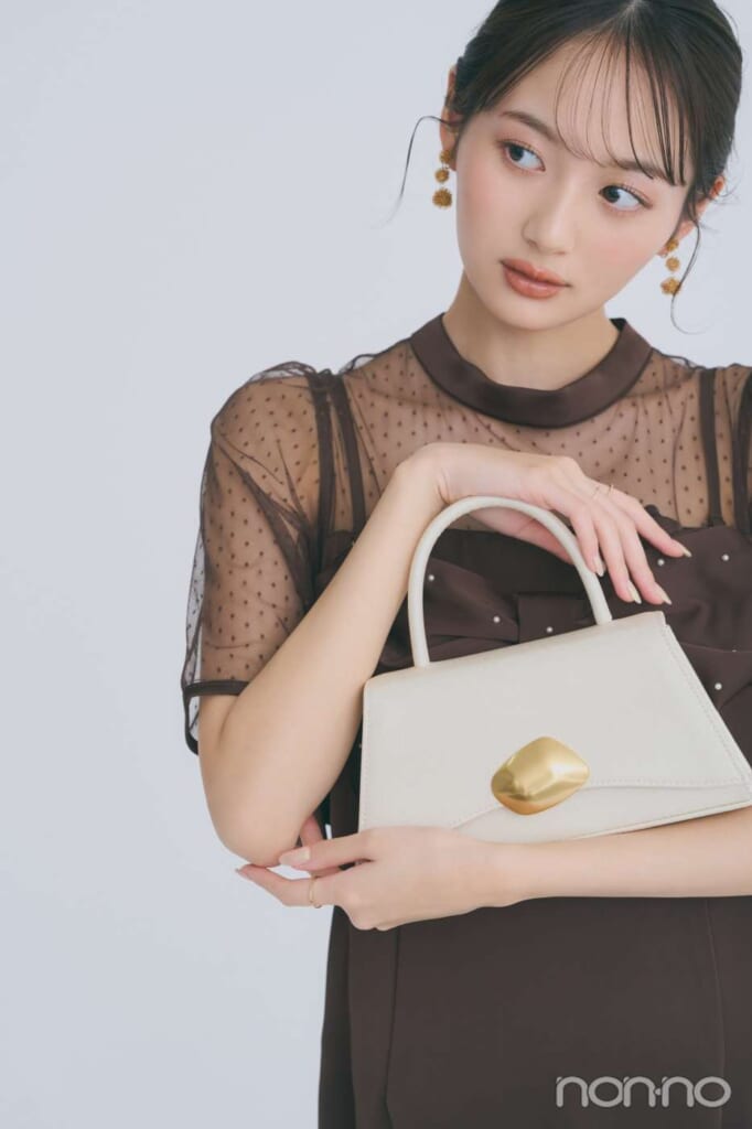 フォーマルな色味・形のバッグ