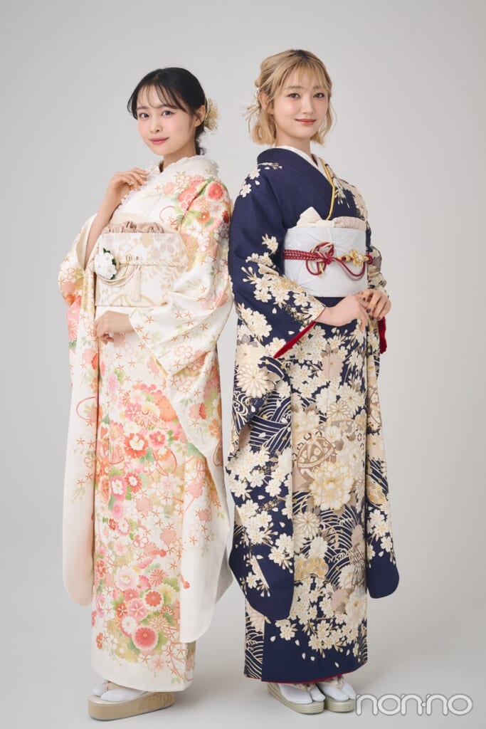 背中合わせに立つ白い振袖の林芽亜里と紺の振袖の小宮山莉渚の全身