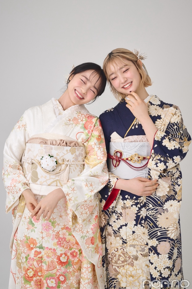 白い振袖の林芽亜里と紺の振袖の小宮山莉渚のバストアップ、笑って目を瞑る二人