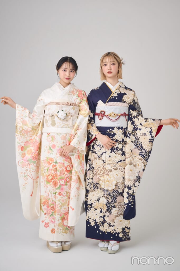 白い振袖の林芽亜里と紺の振袖の小宮山莉渚、袖を広げて立つ全身