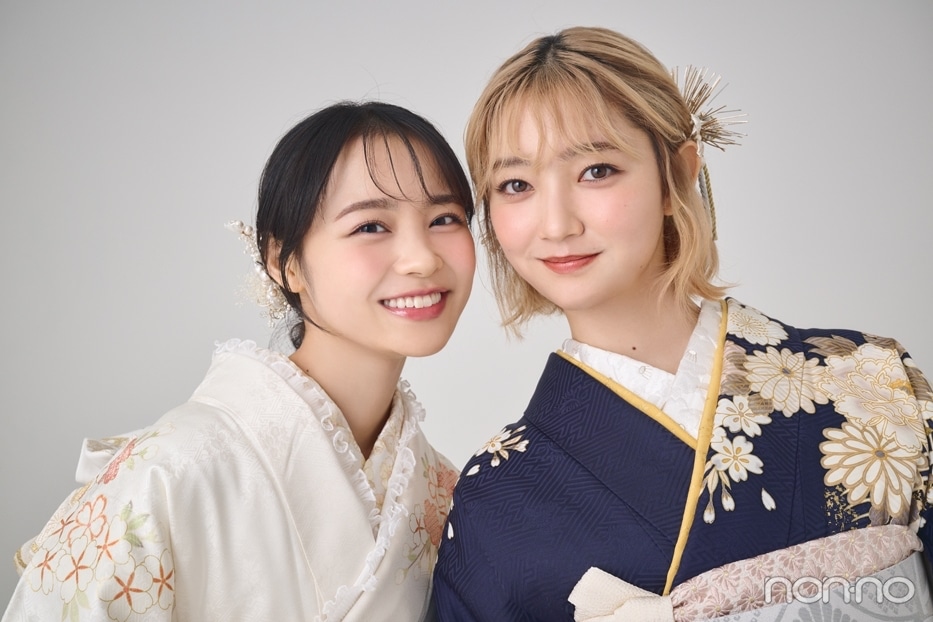 白い振袖の林芽亜里と紺の振袖の小宮山莉渚、二人で笑う顔のアップ