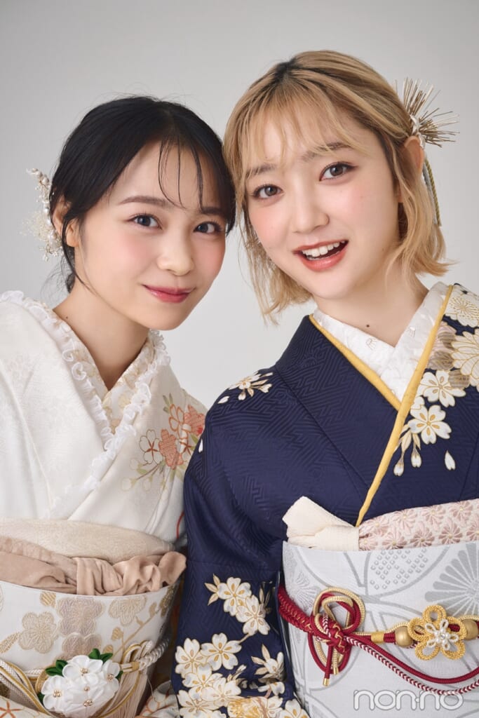 白い振袖の林芽亜里と紺の振袖の小宮山莉渚のバストアップ