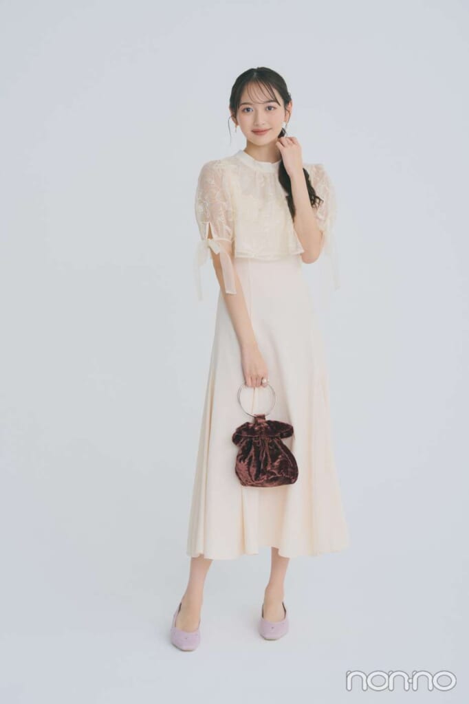 同窓会におすすめの『WILLSELECTION』のオフホワイトワンピースを着た女性