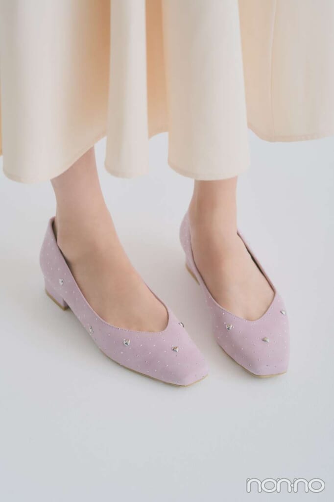 ハートのモチーフがあしらわれたパンプス