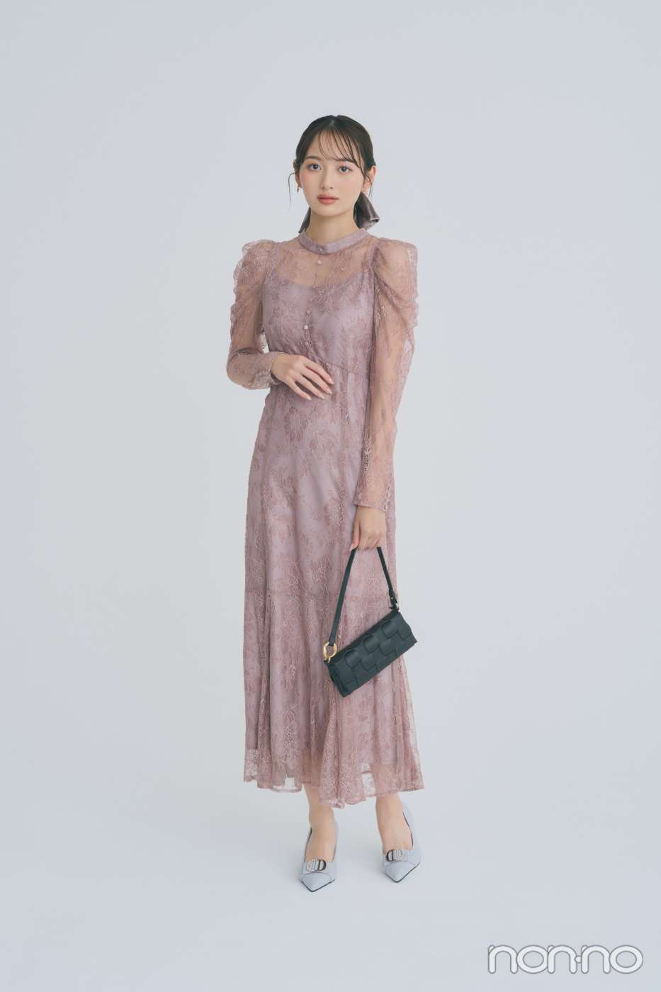 同窓会におすすめの『アプワイザーリッシェ』のピンクワンピースを着た女性