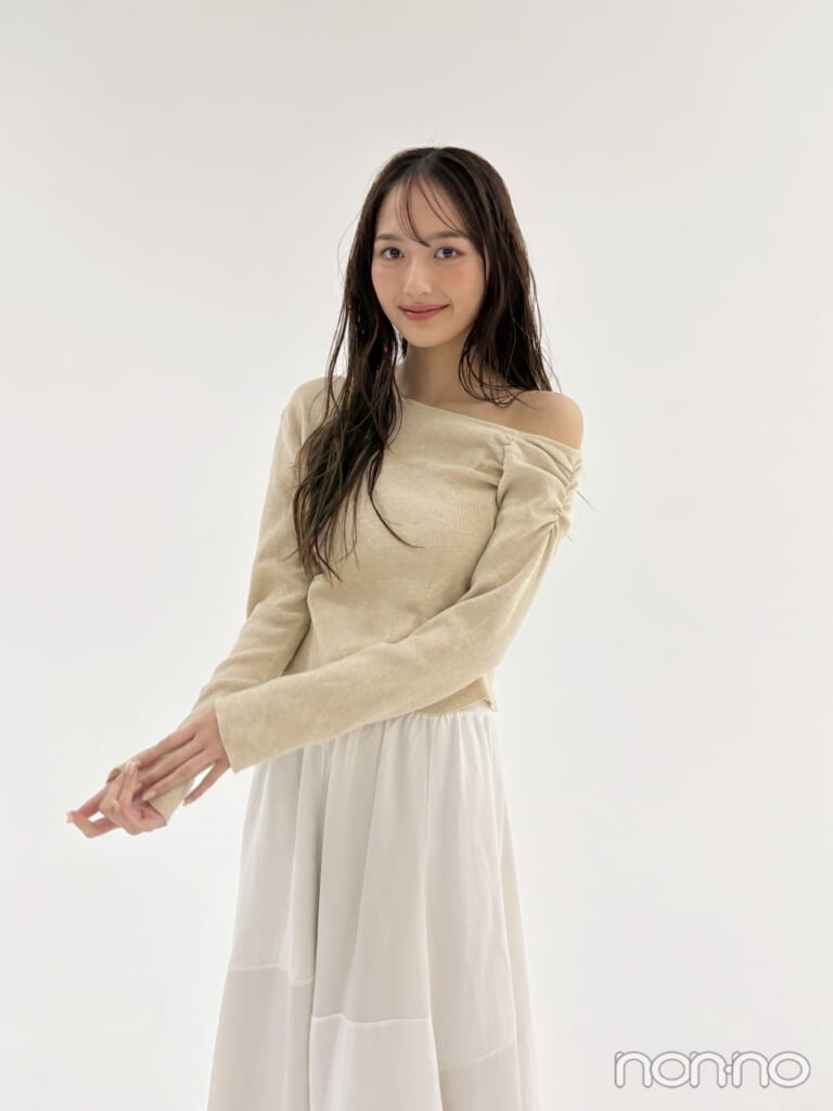 ヘルシーな肌見せコーデをみせる加藤栞