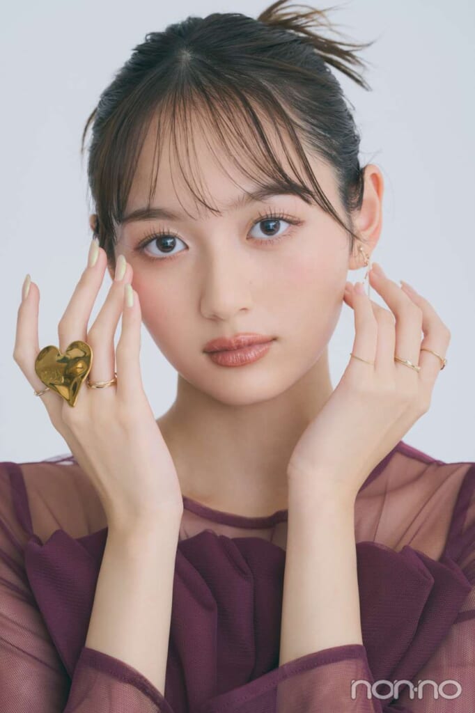 目を引くハートモチーフリング