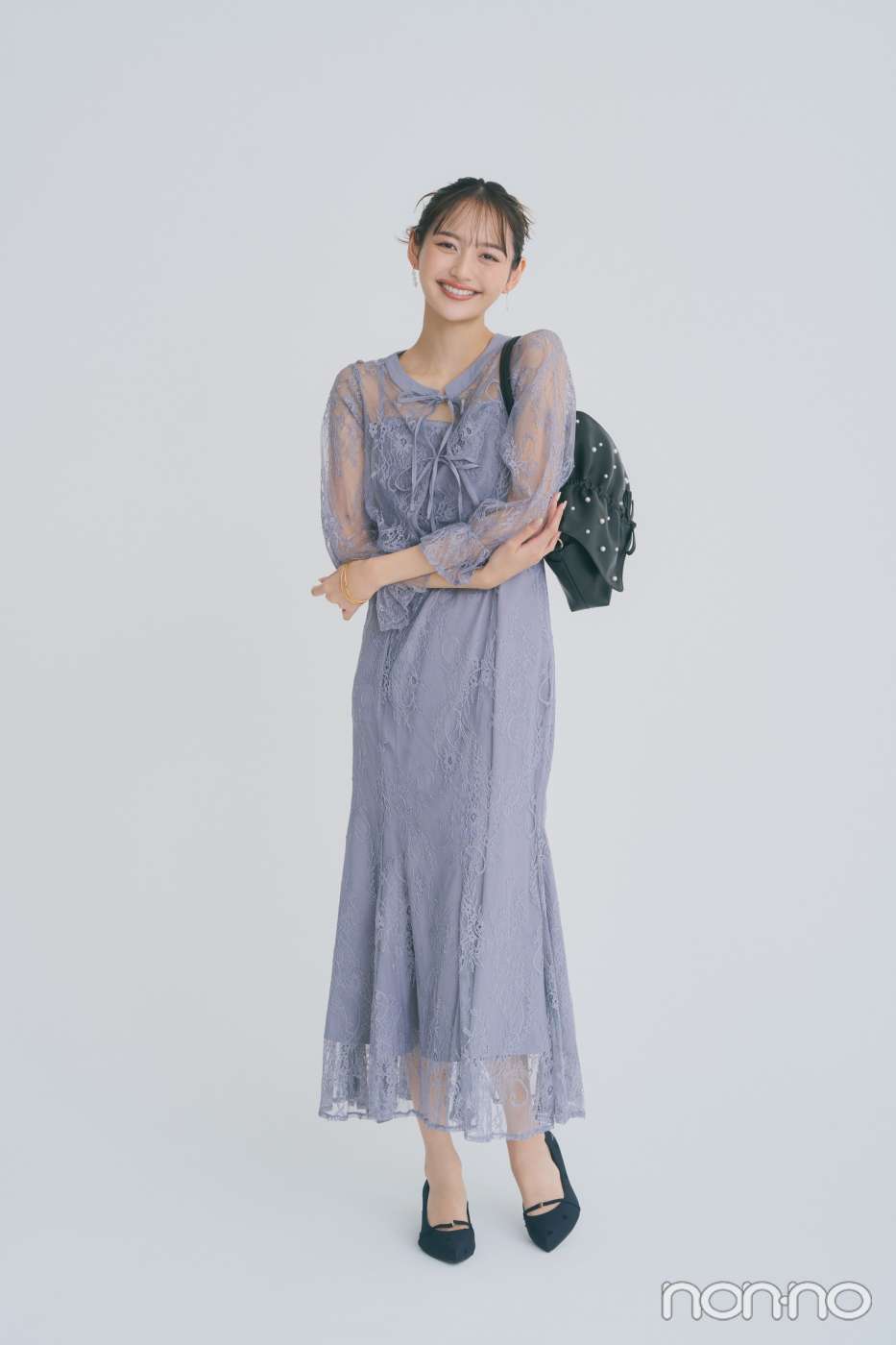 同窓会におすすめの『INGNI』のブルーグレーワンピースを着た女性