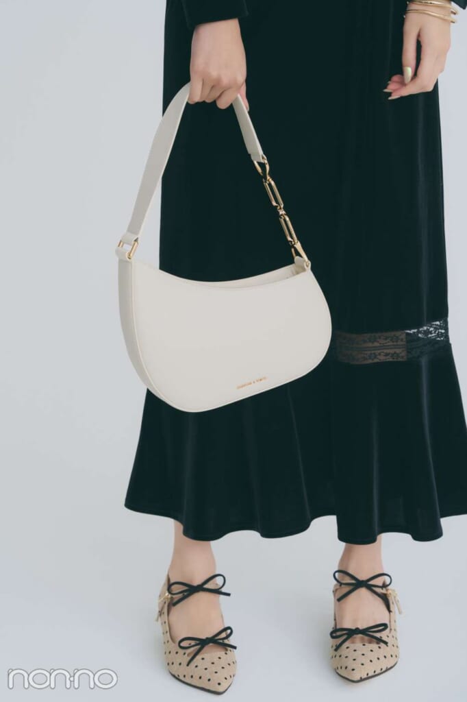 少し変わった丸みのある形のバッグ