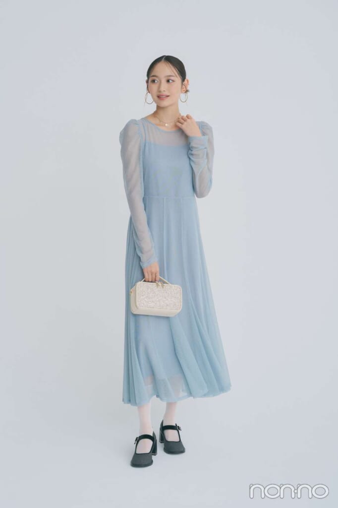 アイスブルーのワンピースを着る加藤栞