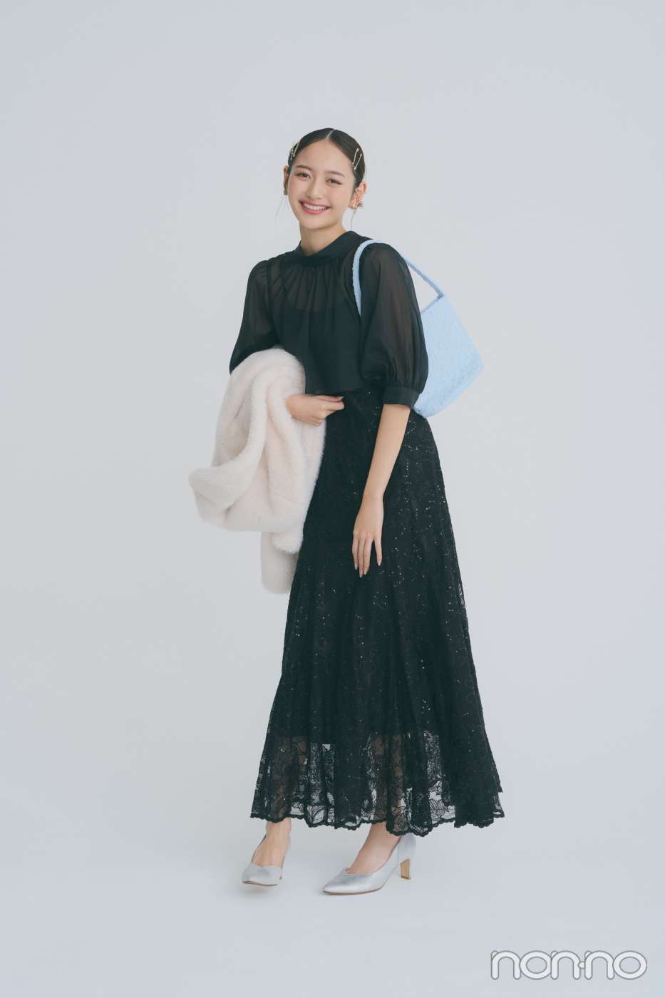 同窓会におすすめの『WILLSELECTION』のフラワーレースキャミワンピースを着た女性