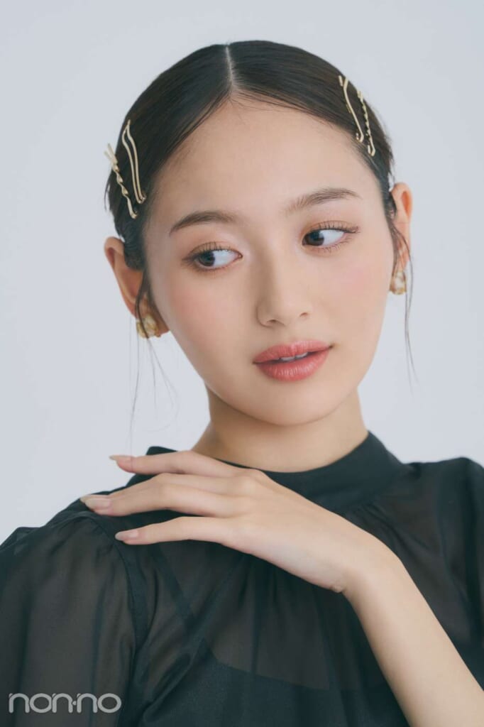 ゴールドのピンをアクセントにしたヘア