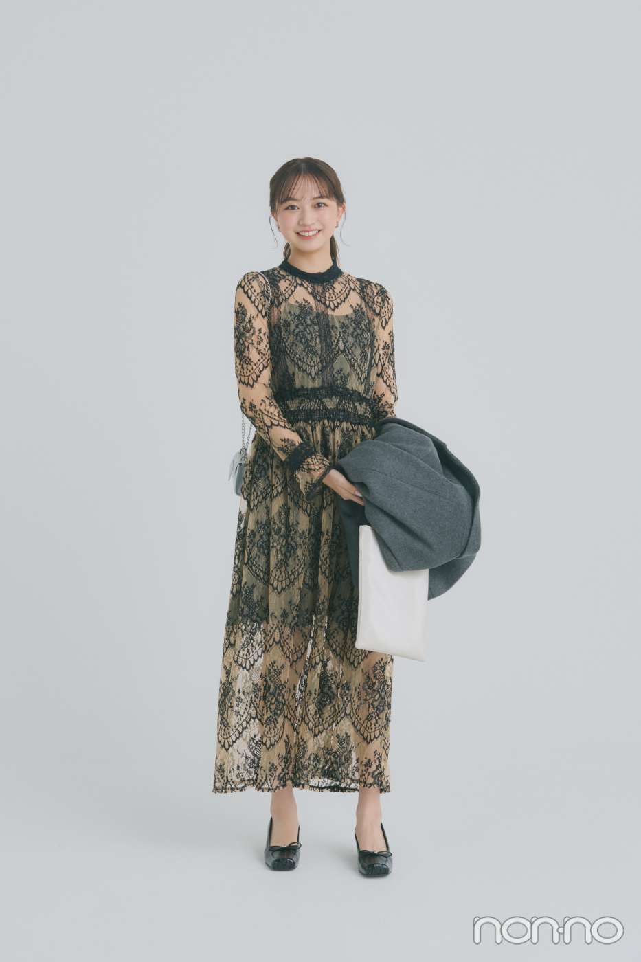 同窓会におすすめの『スマイルオーキッド』の透け感ワンピース（￥7920）を着た女性