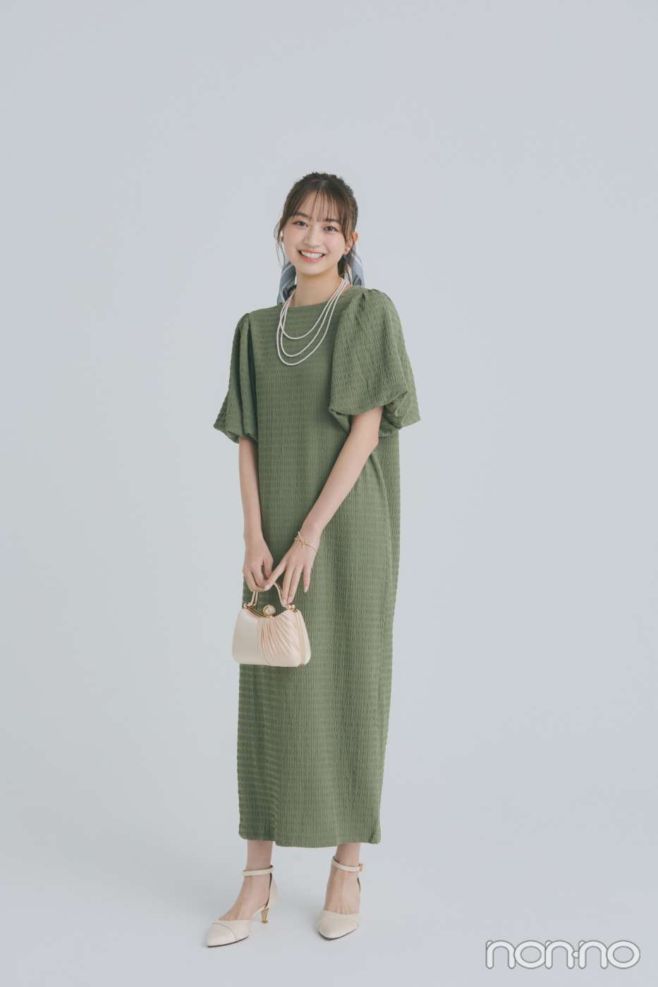 同窓会におすすめの『GRL』のバルーンスリーブワンピース（￥1099）を着た女性