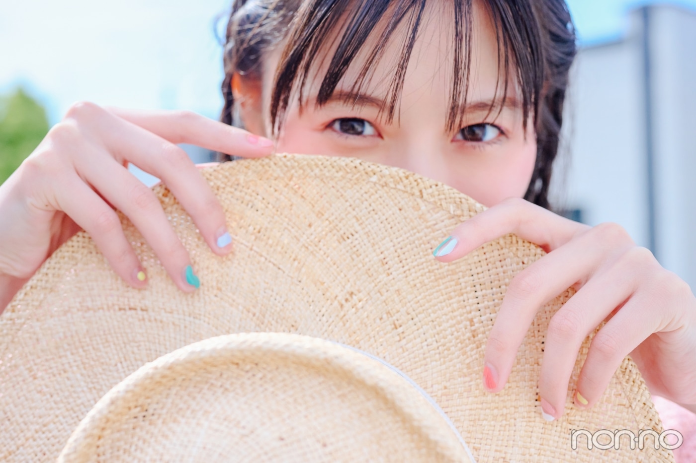 むぎわら帽子で顔を隠す遠藤さくら