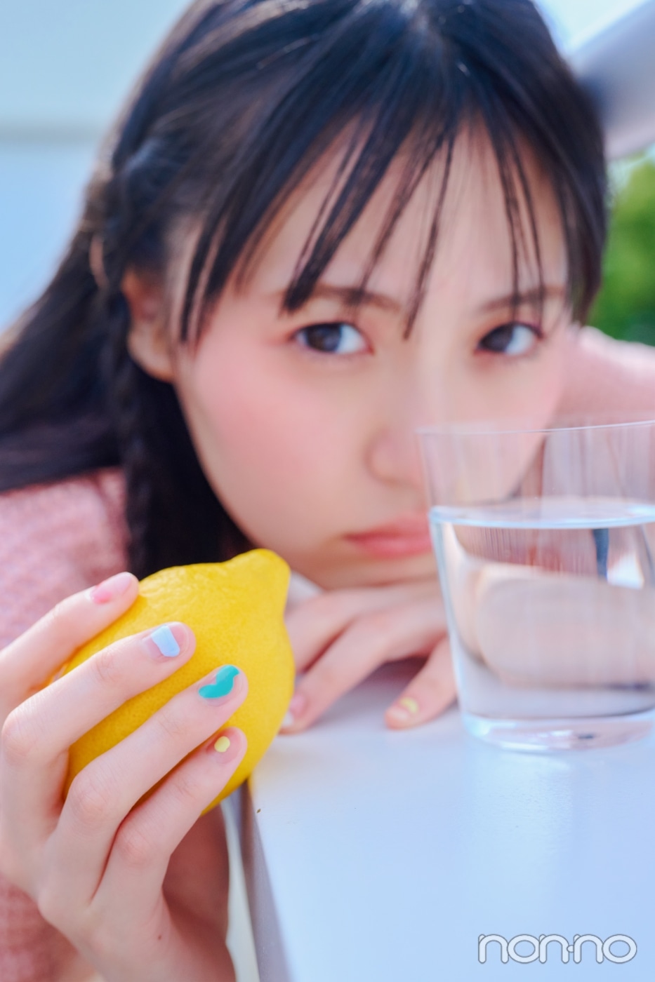 グラスの前に顔を置く遠藤さくら