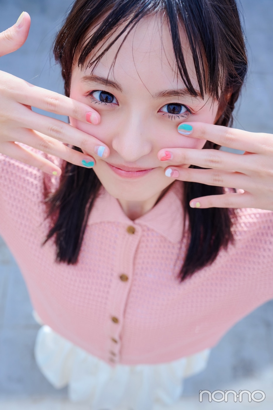 ピンクのポロシャツを着た遠藤さくら