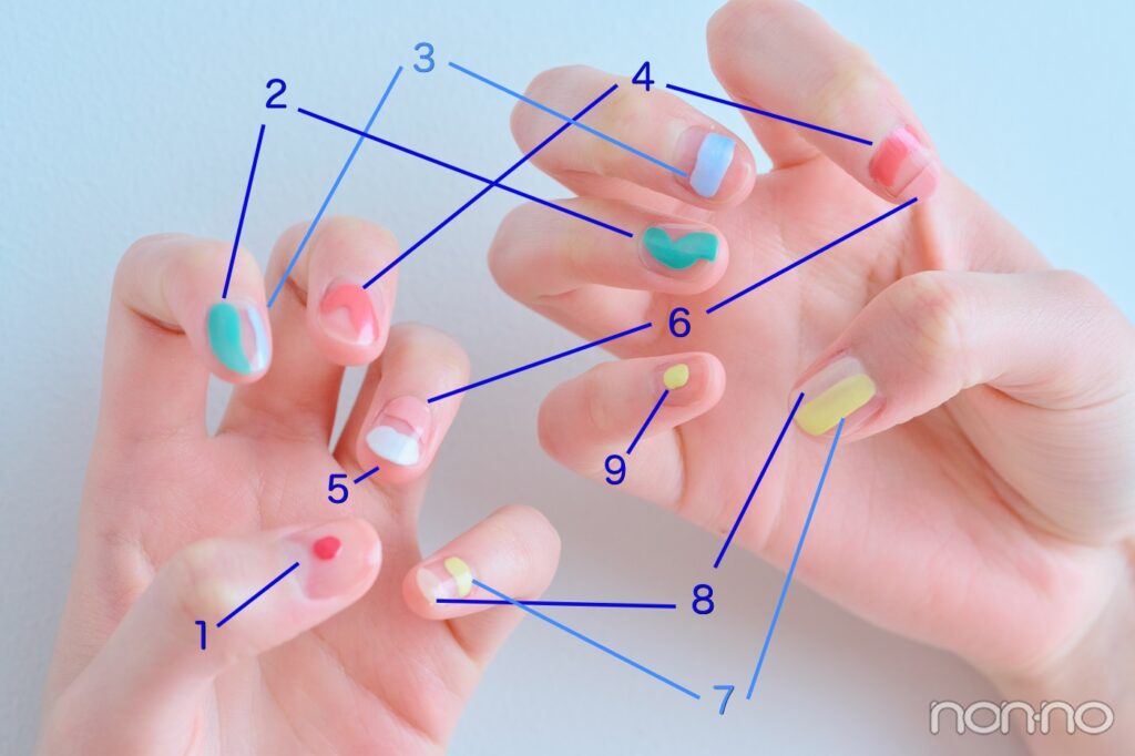 カラフルなネイルを塗った手元の寄り