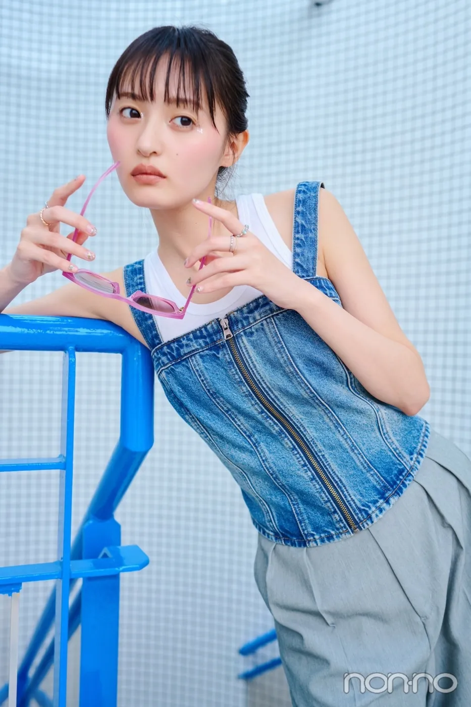 遠藤さくらが着こなす大学生の一週間コーデ 土曜日のデニムビスチェコーデ