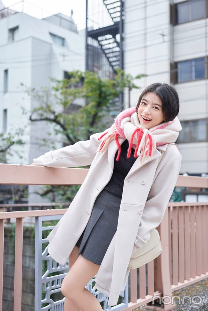 白いコートを着た出口夏希の全身