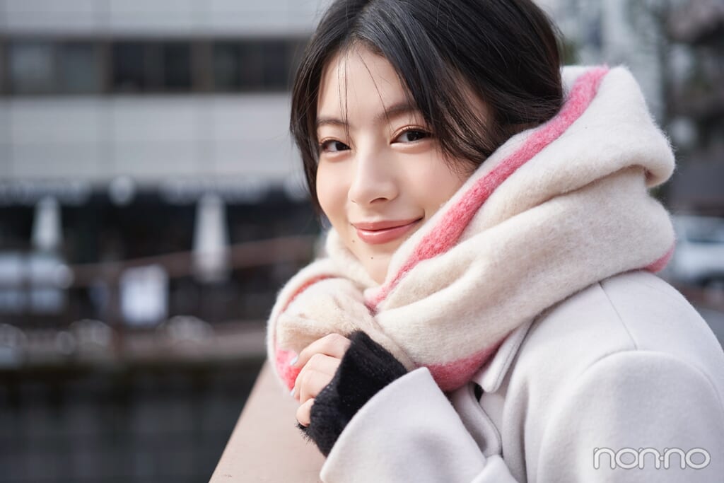 マフラーを巻いた出口夏希のアップ