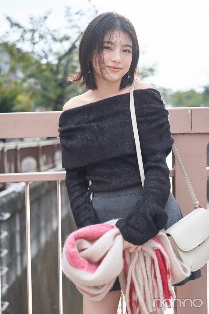 デートに映えるオフショルニット×ミニスカコーデの出口夏希