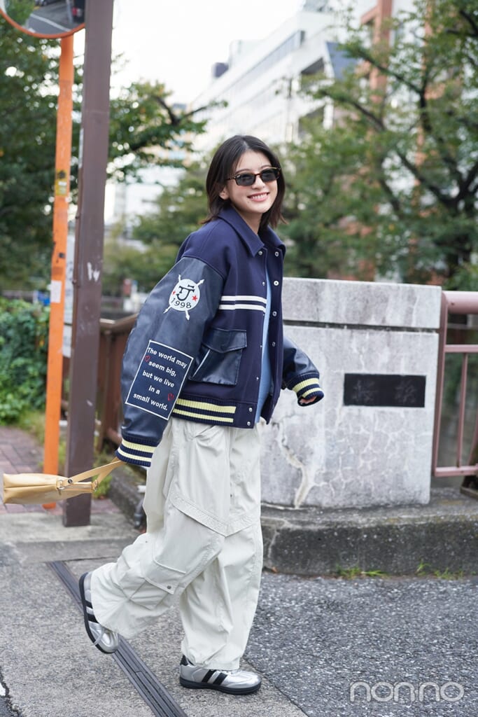 ネイビーのスタジャンとアイボリーのカーゴパンツで歩く出口夏希