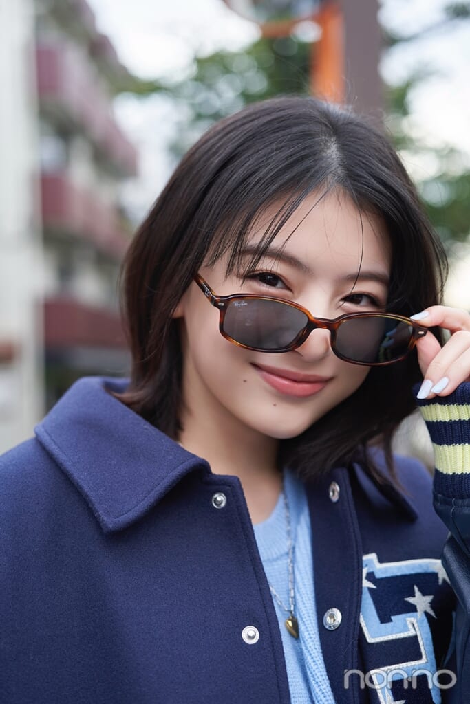 サングラスをかけて笑う出口夏希