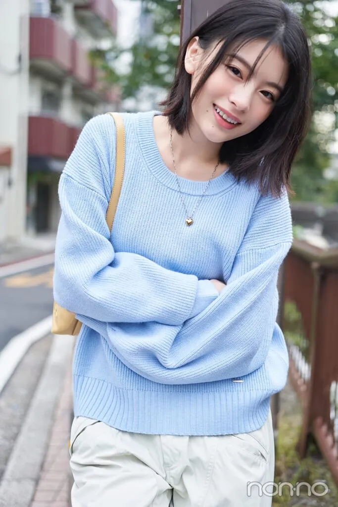 出口夏希の大学生の一週間コーデ、月曜日のカラーニットスタイル