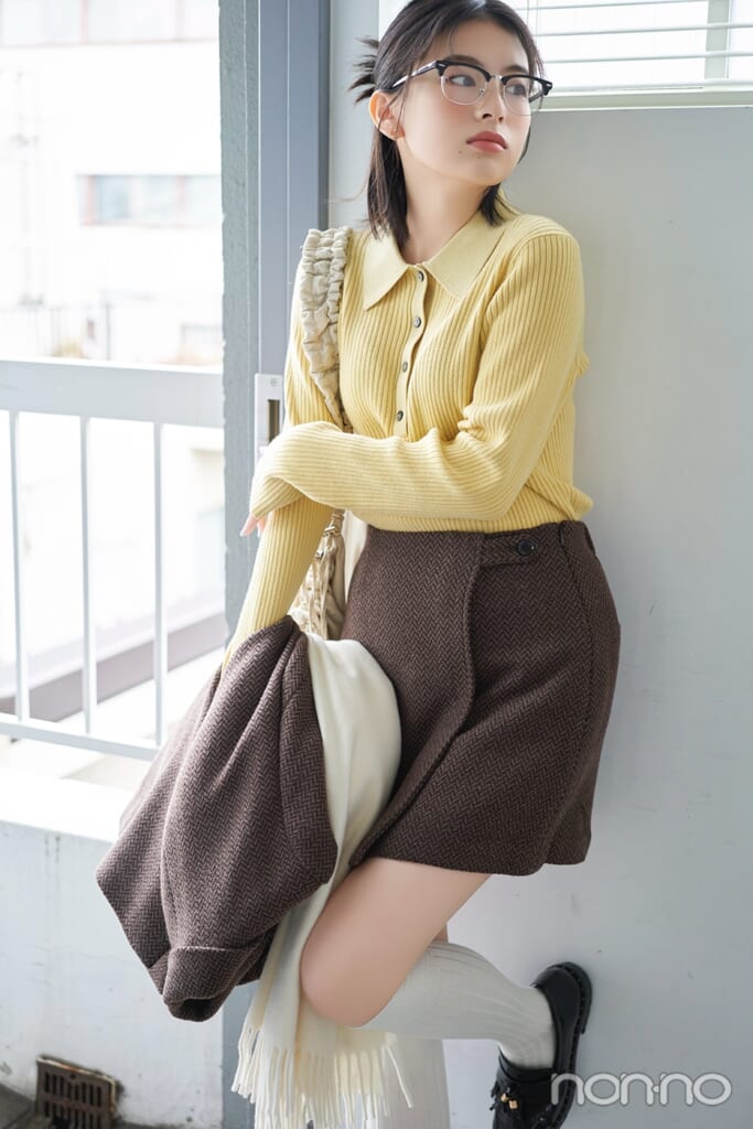 イエローの襟付きニットで横を向く出口夏希のバストアップ