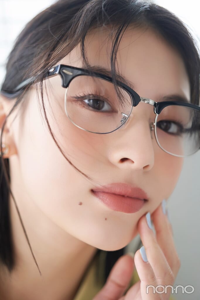 サーモントメガネをかけた出口夏希のアップ
