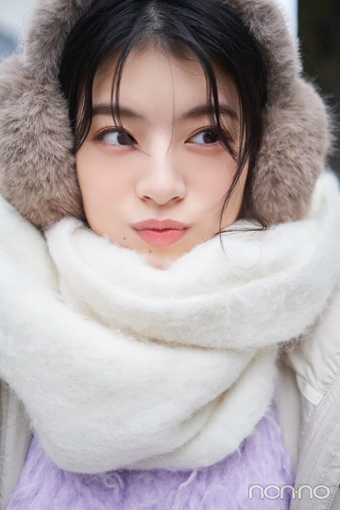 ファーのイヤマフをした出口夏希のアップ