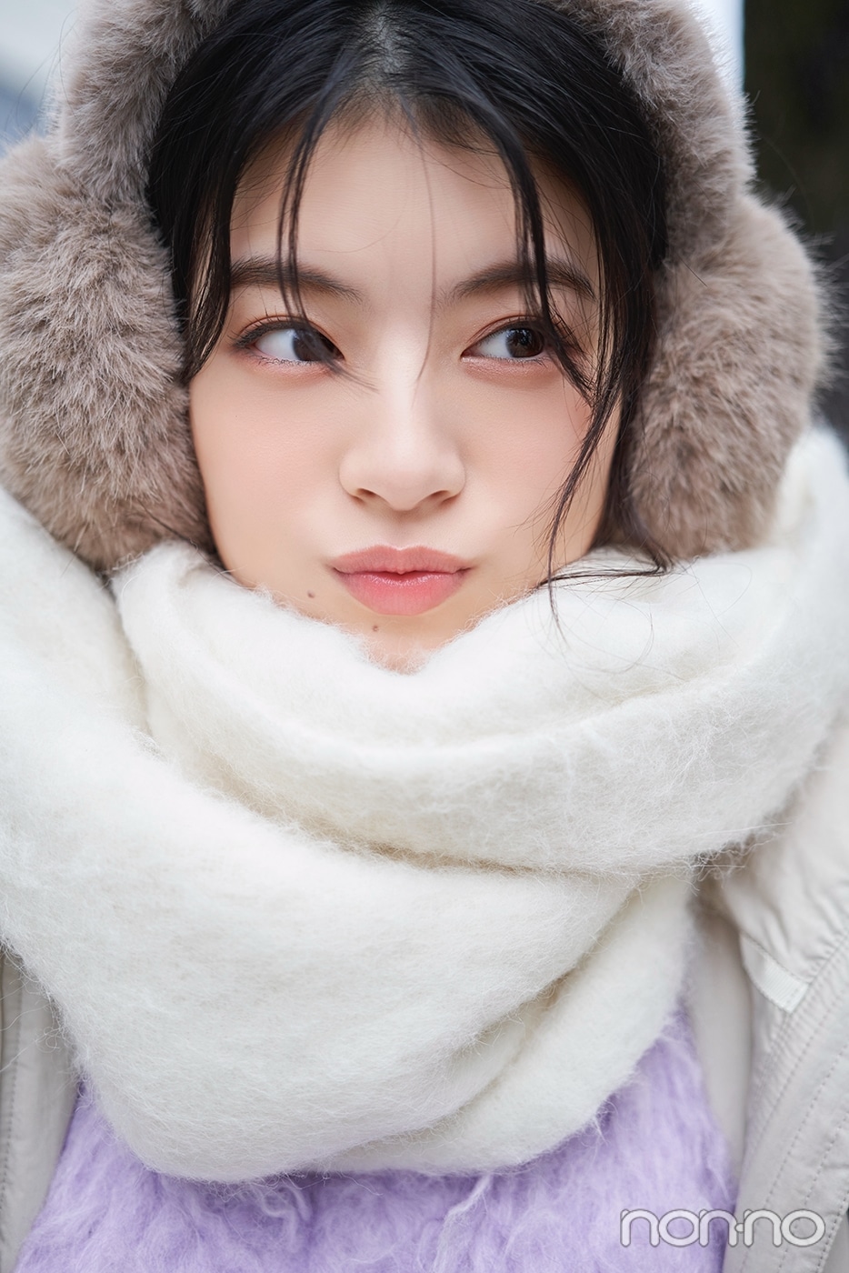 ファーのイヤマフをした出口夏希のアップ