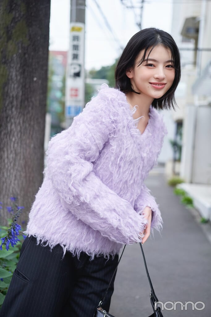 ラベンダーニットを着た出口夏希の上半身