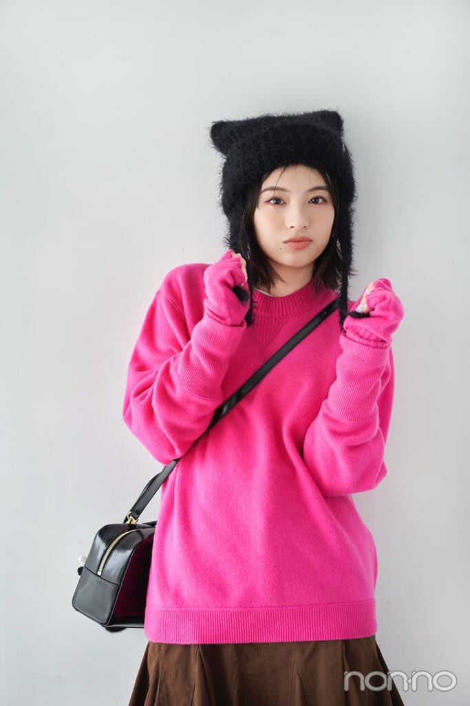 ピンクのニットに黒い帽子を被った出口夏希の上半身