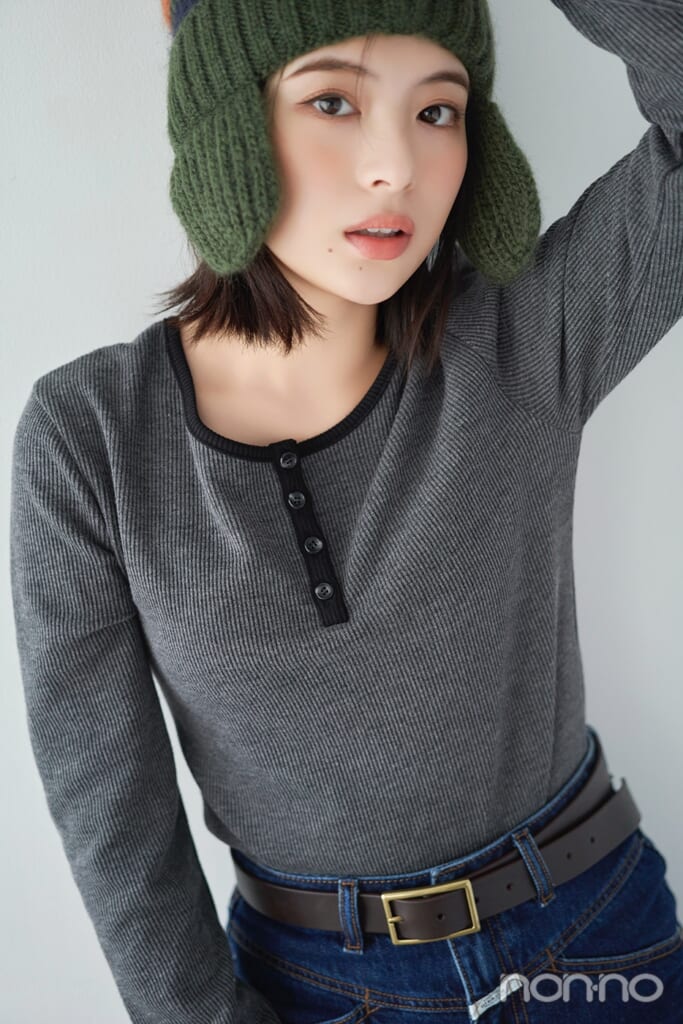 グレーのヘンリーリブニットを着た出口夏希のバストアップ