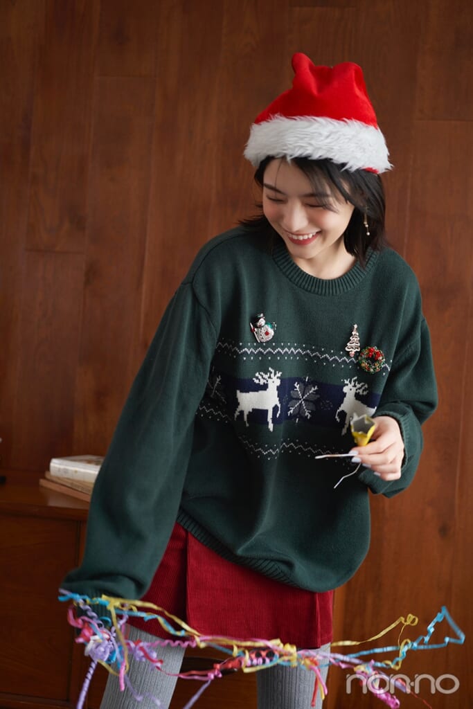 緑のトナカイニットを着て笑う出口夏希の上半身