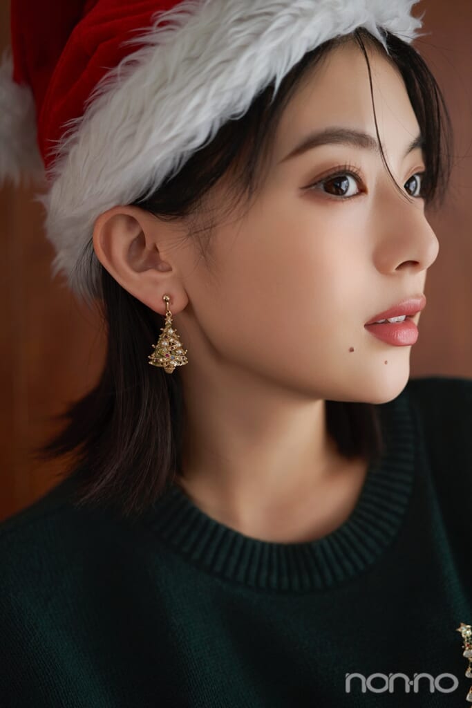 ツリーの形のイヤリングをつけた出口夏希のアップ