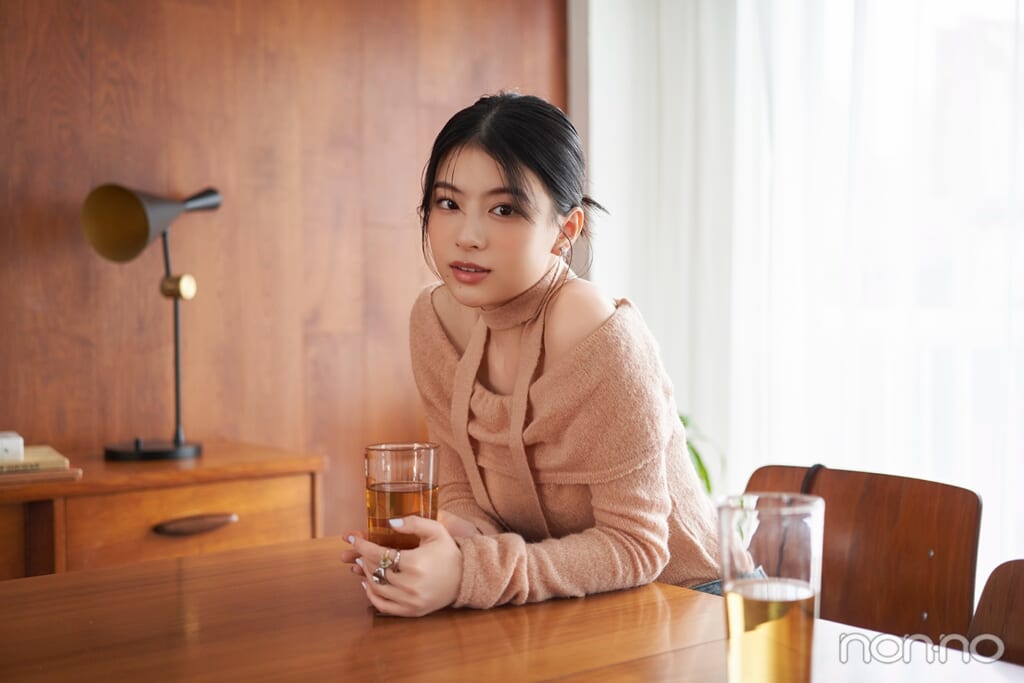 【出口夏希の冬コーデ】チョーカーつきオフショルニットで好印象に