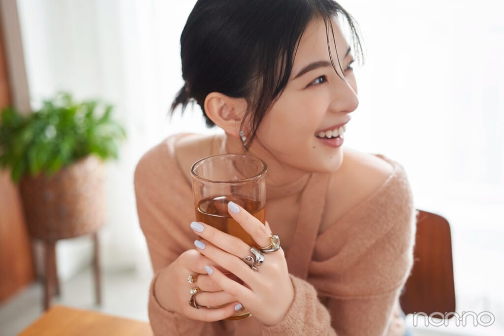 ピンクのオフショルニットで笑う出口夏希