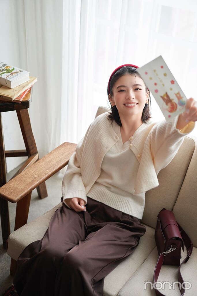 お年玉袋を持って喜ぶ出口夏希