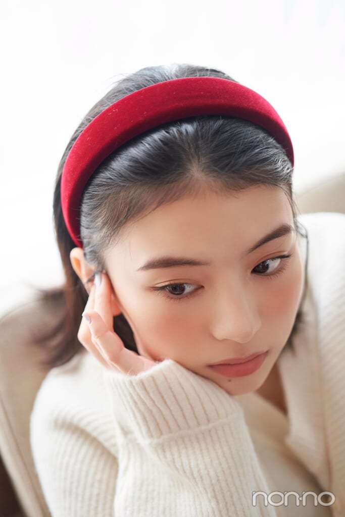 赤いカチューシャをした出口夏希のアップ