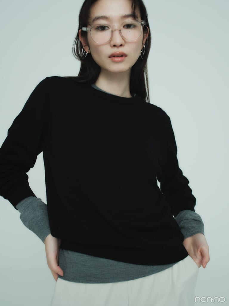 ユニクロのメリノクルーネックセーターをレイヤードで着こなす岡本夏美さんの上半身カット