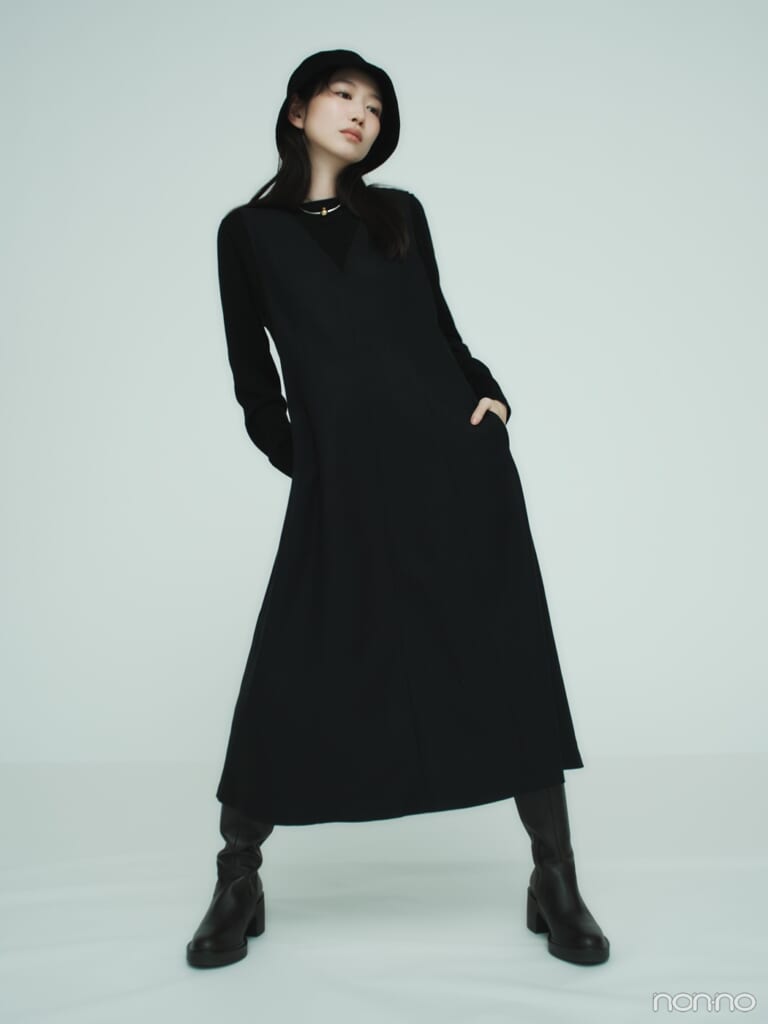 ユニクロのメリノクルーネックセーターにジャンスカを重ね、ロングブーツや帽子までオールブラックでコーデした岡本夏美